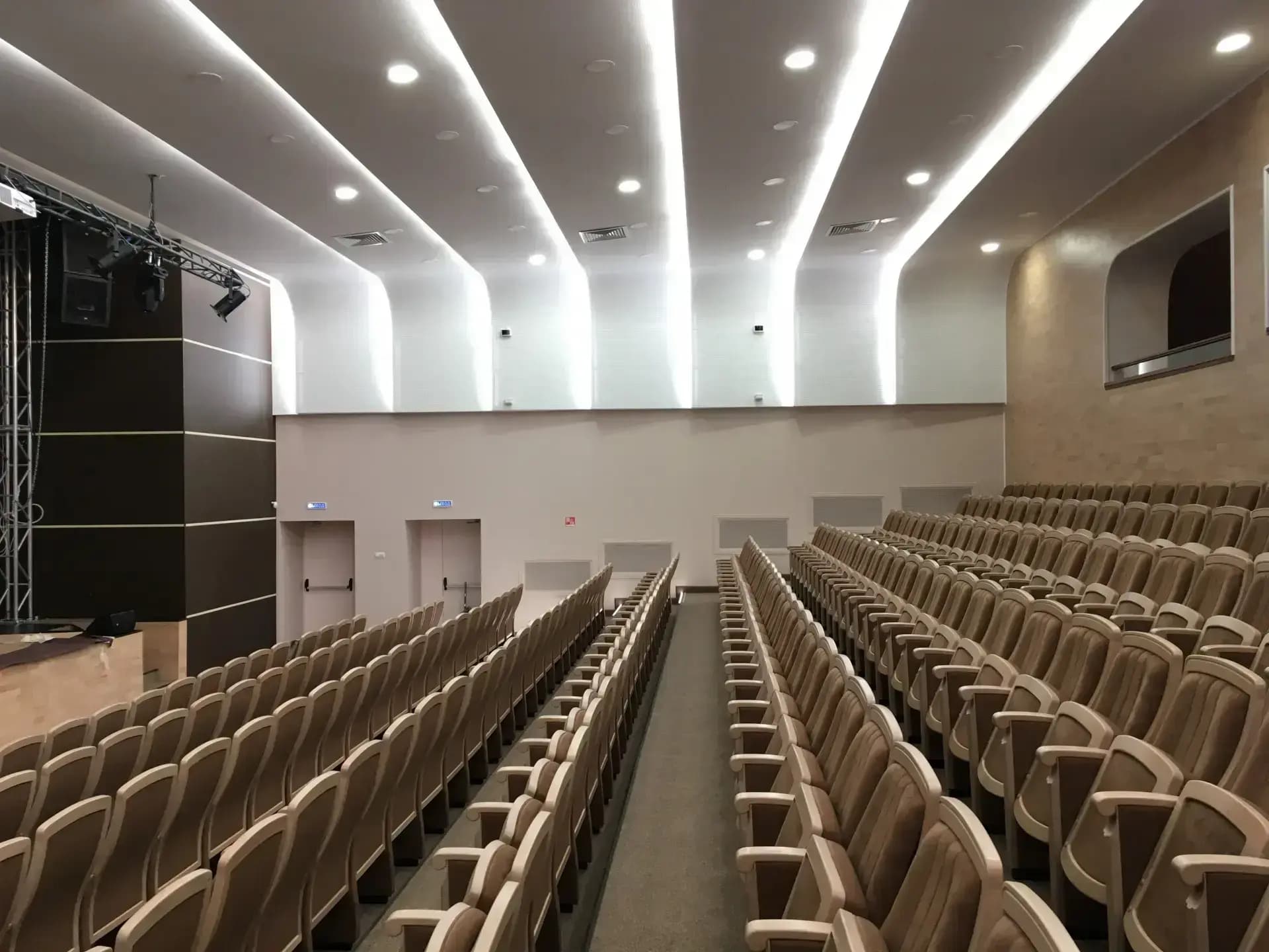 Реконструкция актового зала гимназии изображение 3